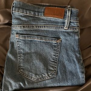 Lightly worn! Super cute express jeans.